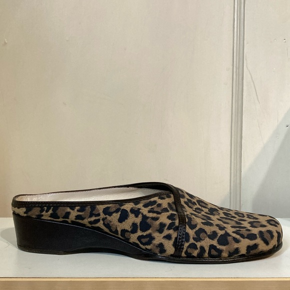 Taryn Rose Cheetah Print Slides - Picture 2 of 9